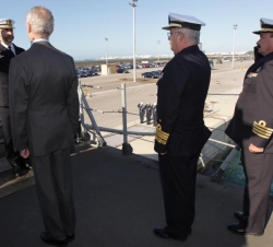 Su Alteza Real el Príncipe de Asturias al subir al buque saluda al ministro de Defensa, al jefe del Estado Mayor de la Armada y al comandante del port
